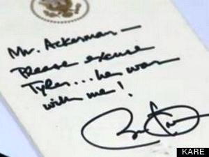 634745653327999334 Tổng thống Obama tự tay viết giấy xóa tội trốn học cho một học sinh
