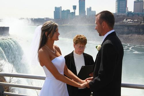 634887375072000000 Trải nghiệm chụp ảnh cưới ở thác nước Niagara Fall