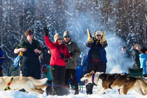 634898623352540000 Nhìn lại những khoảng khắc tuyệt vời ở cuộc đua chó Iditarod