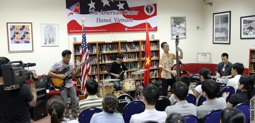 Đến thăm Trung tâm Hoa Kỳ (American Center) 634906228394880000 Đến thăm Trung tâm Hoa Kỳ (American Center)