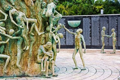 634913403334760000 Đến thăm đài tưởng niệm Holocaust ở Miami Beach