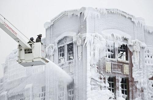 634951139157390000 Khi chữa cháy trong... tuyết ở Chicago