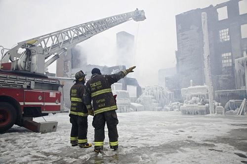 634951139162530000 Khi chữa cháy trong... tuyết ở Chicago
