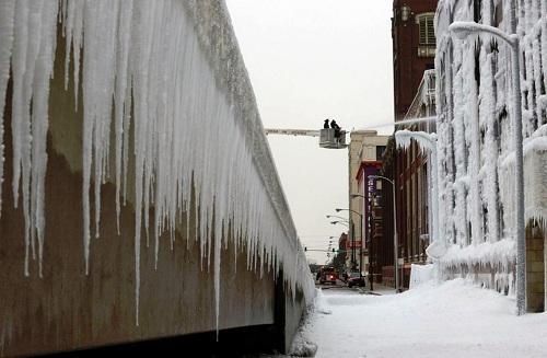 634951139180350000 Khi chữa cháy trong... tuyết ở Chicago