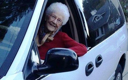 634958098485510000 [Chuyện lạ] Cụ bà 105 tuổi vẫn được cấp phép bằng lái ô tô