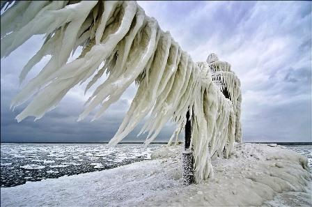 635059120578585850 Đến thăm hải đăng Michigan   Ngọn hải đăng trong băng tuyết