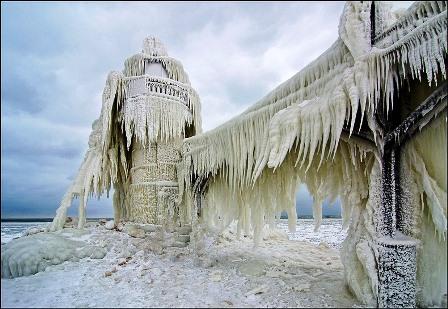 635059120622655295 Đến thăm hải đăng Michigan   Ngọn hải đăng trong băng tuyết