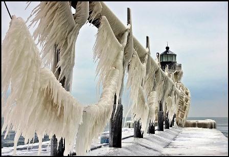 635059120828198780 Đến thăm hải đăng Michigan   Ngọn hải đăng trong băng tuyết