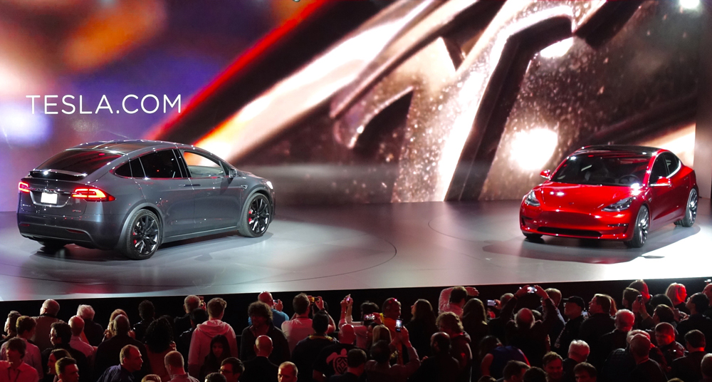 1462531860.Tesla Model X and Model 3 at the unveiling event Tesla Model 3 đang gây sốt trên thị trường!