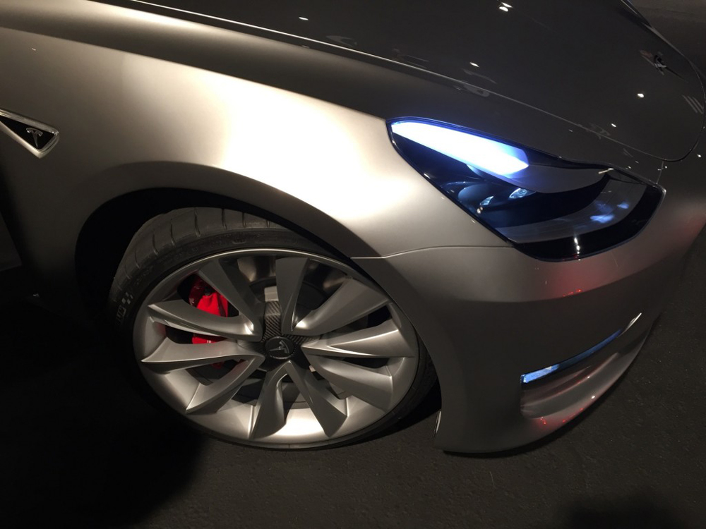 1462532187.10 Tesla Model 3 đang gây sốt trên thị trường!