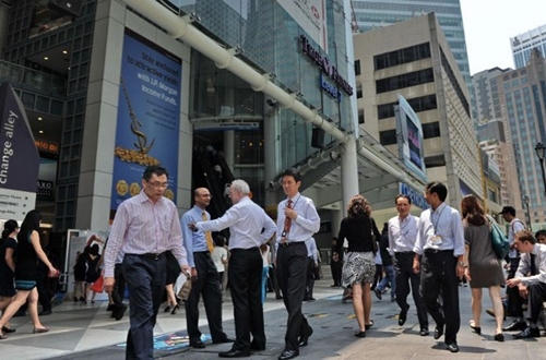 singapore worker 7212 1407259695 Thị trường lao động Singapore hạn chế lao động nước ngoài