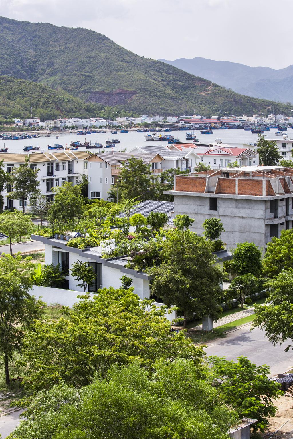 Cùng nhìn qua ngôi nhà có vườn trên mái rộng gần 500m² giữa lòng phố biển Nha Trang hoans hanging garden ngoi nha mai xanh giua long pho bien nha trang 1bb3ee4f0f Cùng nhìn qua ngôi nhà có vườn trên mái rộng gần 500m² giữa lòng phố biển Nha Trang