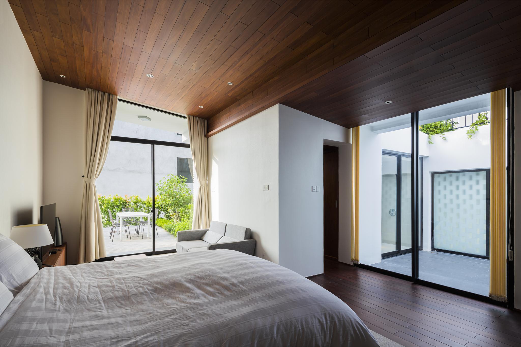 Cùng nhìn qua ngôi nhà có vườn trên mái rộng gần 500m² giữa lòng phố biển Nha Trang hoans hanging garden ngoi nha mai xanh giua long pho bien nha trang 28946ecec6 Cùng nhìn qua ngôi nhà có vườn trên mái rộng gần 500m² giữa lòng phố biển Nha Trang
