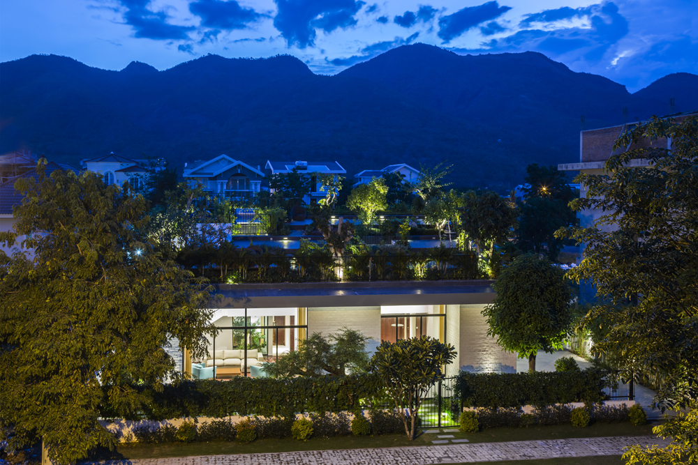 Cùng nhìn qua ngôi nhà có vườn trên mái rộng gần 500m² giữa lòng phố biển Nha Trang hoans hanging garden ngoi nha mai xanh giua long pho bien nha trang 8ce6e01695 Cùng nhìn qua ngôi nhà có vườn trên mái rộng gần 500m² giữa lòng phố biển Nha Trang