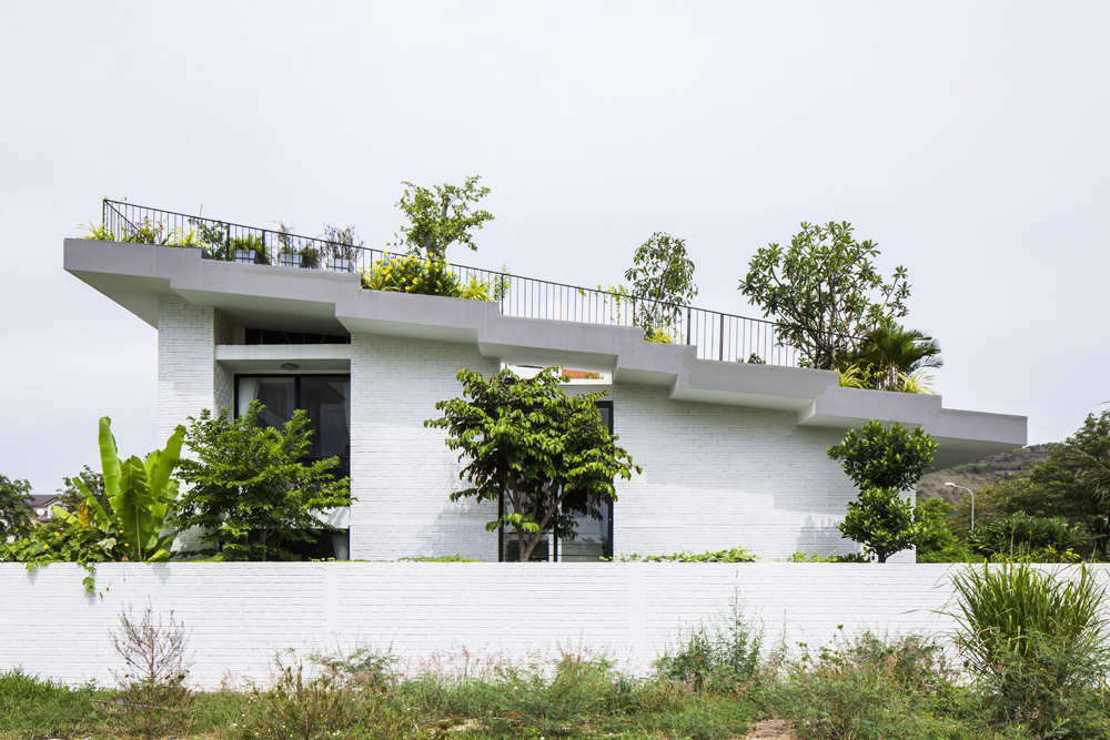 hoans hanging garden ngoi nha mai xanh giua long pho bien nha trang a01953d0d1 Cùng nhìn qua ngôi nhà có vườn trên mái rộng gần 500m² giữa lòng phố biển Nha Trang