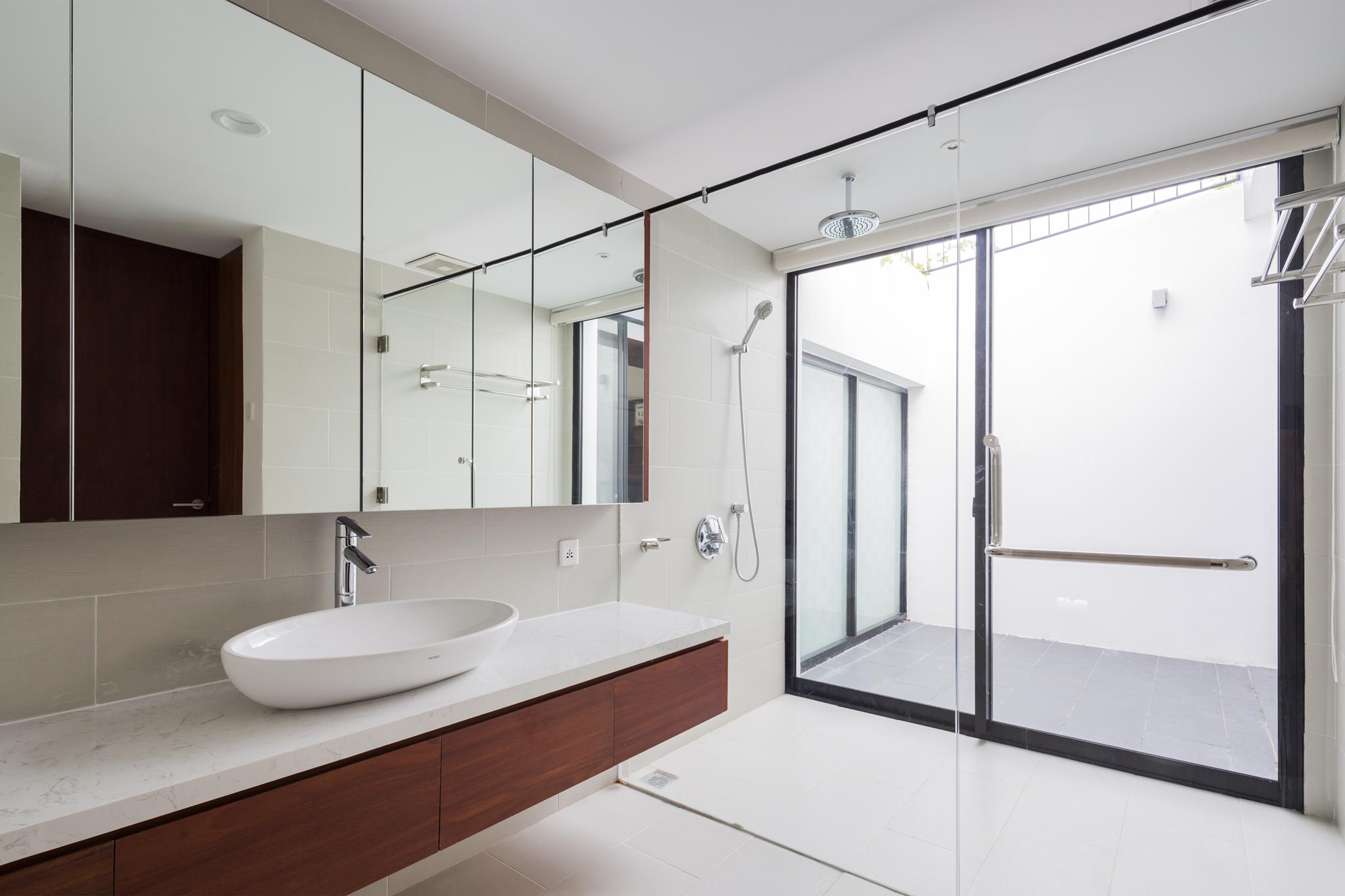 Cùng nhìn qua ngôi nhà có vườn trên mái rộng gần 500m² giữa lòng phố biển Nha Trang hoans hanging garden ngoi nha mai xanh giua long pho bien nha trang f9182b47af Cùng nhìn qua ngôi nhà có vườn trên mái rộng gần 500m² giữa lòng phố biển Nha Trang