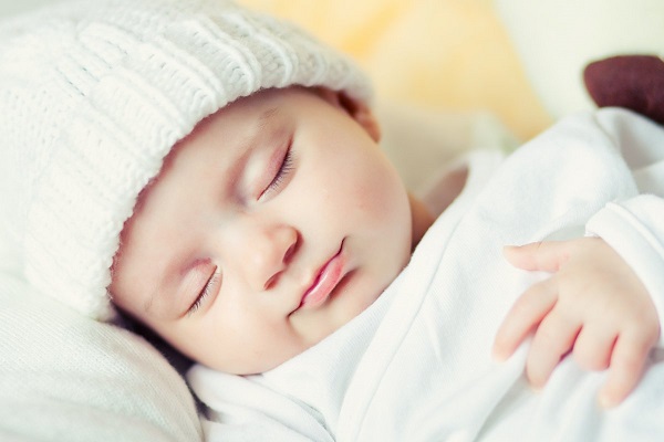 80835 tre ngu Trẻ sơ sinh hay lắc đầu khi ngủ có phải bé bị bệnh nguy hiểm gì hay không?