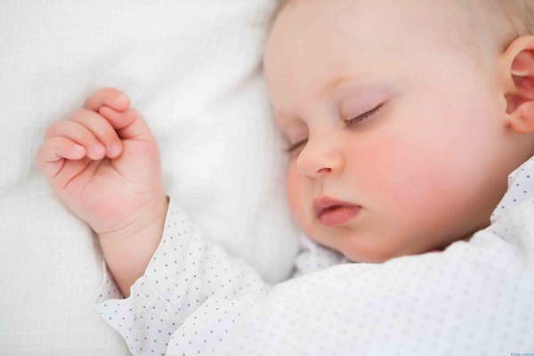 80836 tre so sinh lac dau khi ngu Trẻ sơ sinh hay lắc đầu khi ngủ có phải bé bị bệnh nguy hiểm gì hay không?